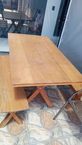 Mesa de madeira com bancada