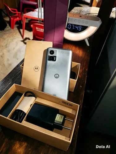 Moto EDGE 30 neo 256gb,celular semi novo capinha e película carregador e caixa acompanha .