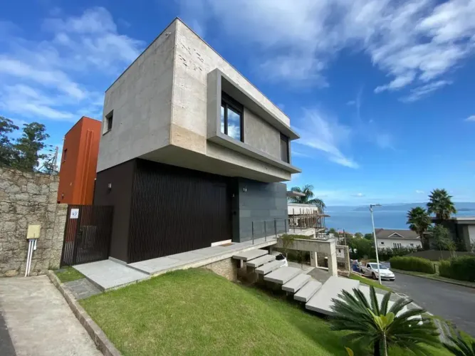 Casa de alto padrão com 3 suítes, vista mar e 323 m² privativos no Condomínio, em Cacupé