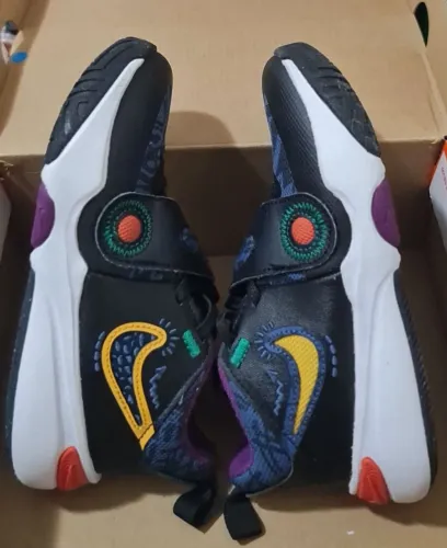 Tênis Nike Team Hustle D11 SE Infantil tamanho 30 + chuteira da umbro original.