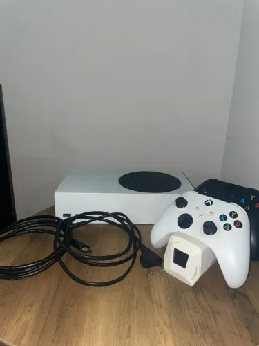 Xbox Series S 512GB | 2 Controles + Base de carregamento