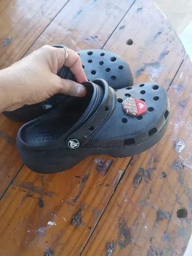 Crocs w5 numeração 33 80 Reais usado 2 vezes
