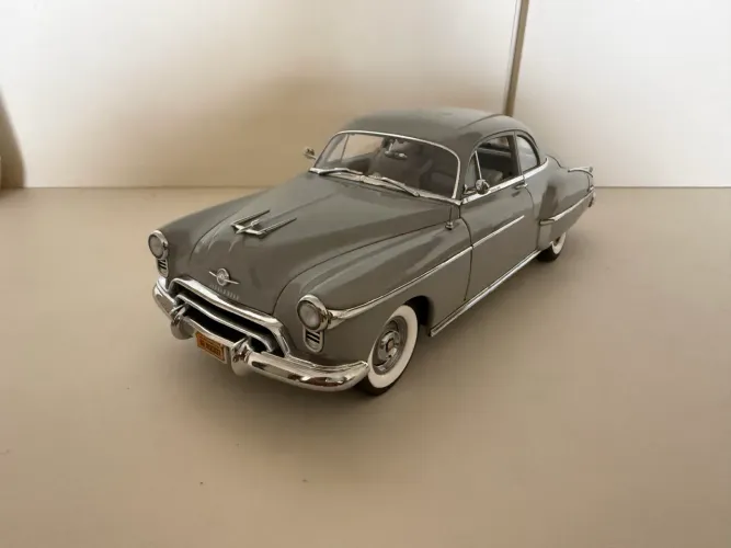 Mini Oldsmobile 88 1950 1:18 Authentics 