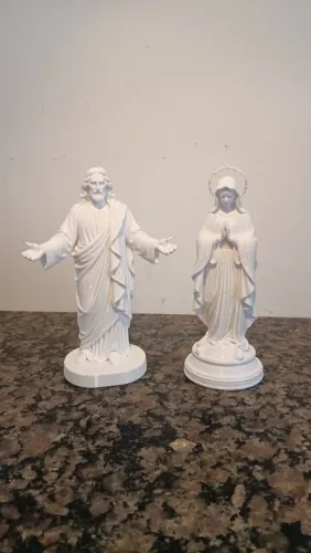 Estátuas religiosas.
