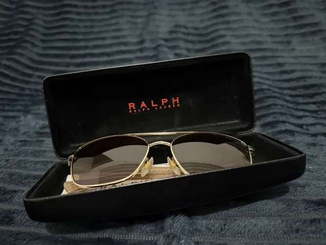 óculos de sol da Ralph Lauren (linha Ralph), apresentados em seu estojo rígido