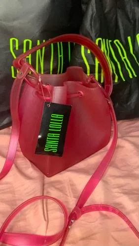 Bolsa Bucket Transversal De Borracha Santa Lolla <br>Cor Hot pink