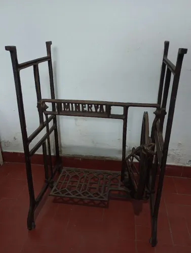 Pé de máquina antigo marca Minerva