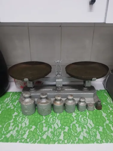 Balança antiga com pesos,