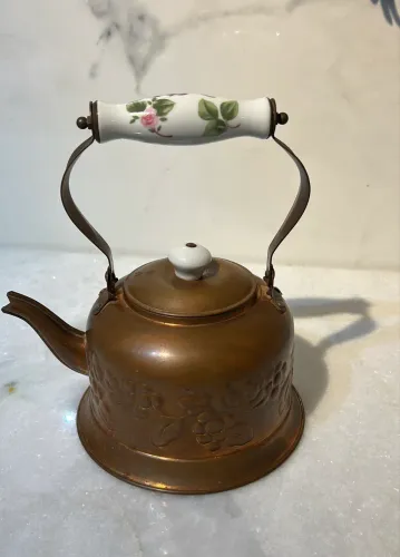 Chaleira em cobre cabo porcelana