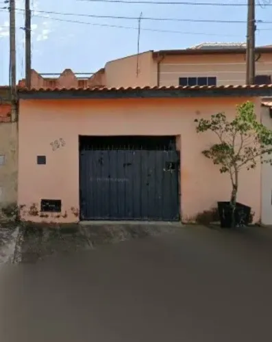 Casa com 2 quartos, garagem coberta, sala, 2 banheiros sendo 1 banheiro sem azulejo .