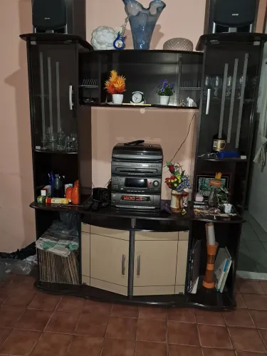 Estante com cristaleira, portas de vidro e madeira