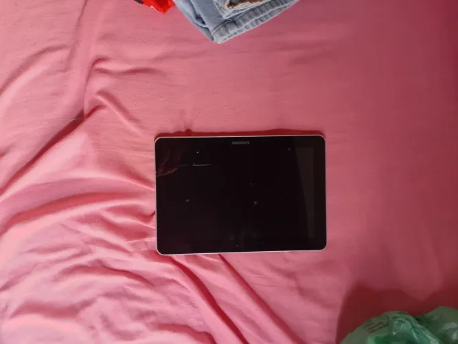 Vendo um tablets branco da Samsung cm defeito mais o cabo.