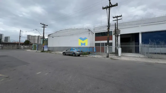 Alugue na Imbiribeira galpão com 600m², piso de alta polido e pé direito alto.