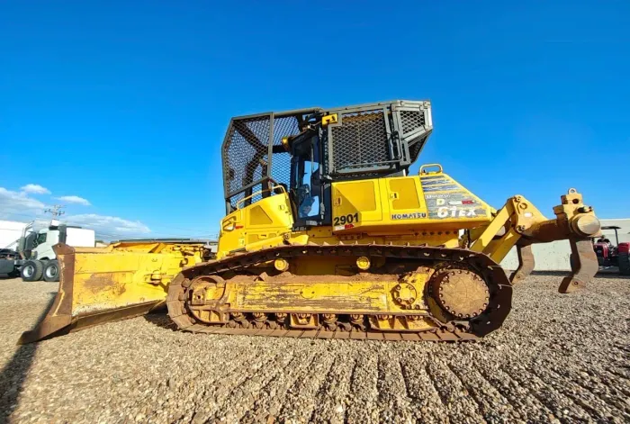 Trator de Esteira Komatsu D61 EX ano 2022 com 4.800 horas e ripper traseiro, em SP