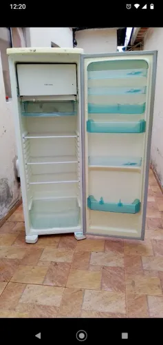GELADEIRA COM DEFEITO. Leia o anúncio todo