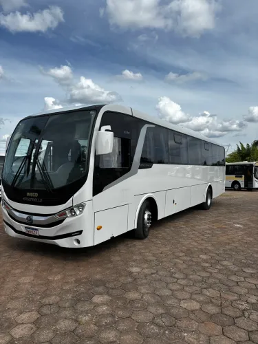 Ônibus rodoviário motor dianteiro 