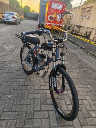 Bicicleta motorizada. Motor Nakasaki 80 CC, pouco uso e super conservada.