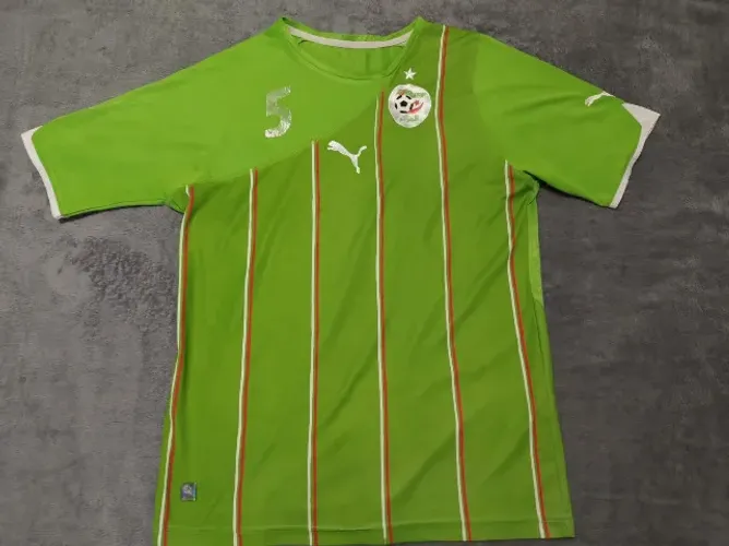 Camisa Oficial Puma Seleção Argélia 2010, #5 tamanho M (52x72cm). Tecido excelente estado!