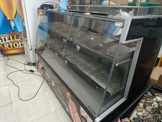 Balcão refrigerado 2etros para açougue ou avicola, na garantia de fábrica c bandejas inox