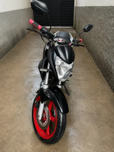 Vendo moto cb300 moto revisada bem cuidada sem nada a fazer 
