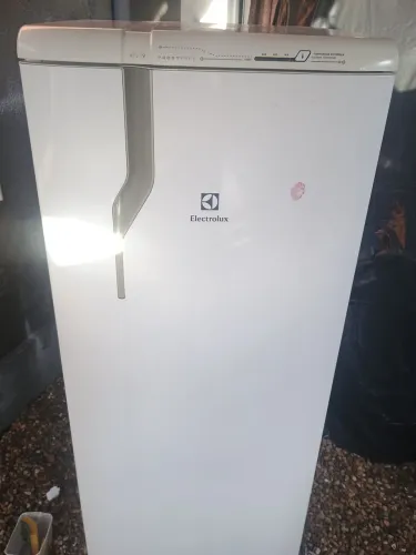 VENDO GELADEIRA FROST FREE USADA FUNCIONANDO OK MARCAS DE USO EM BOM ESTADO 330 LITROS