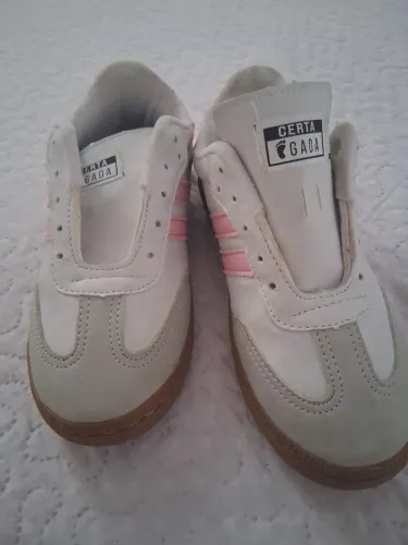 Tênis infantil menina, novo. Comprei para minha filha muito grande. Tamanho 30, 50 reais.