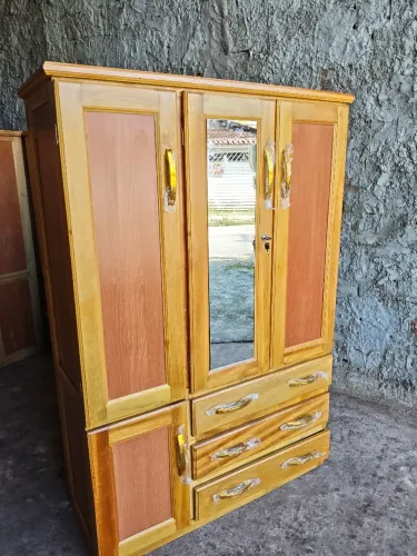 Guarda roupa de madeira 3 portas espelhado  novo 