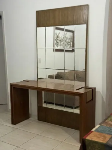 Aparador de madeira maciça e vidro com espelho decorativo elegante