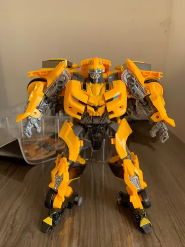 Boneco Bumblebee TRANSFORMES articulado 