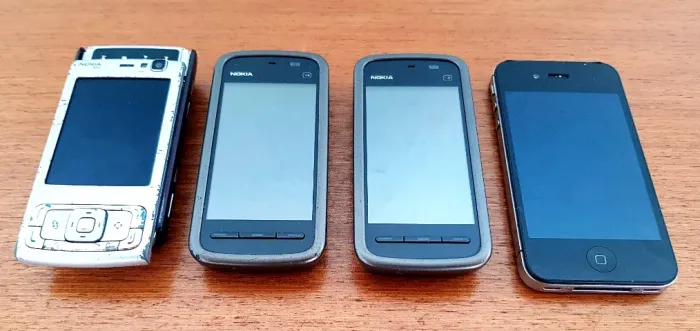 Lote 4 Celulares Para Peças Ou Restauro (Nokia N95, 5233 e iPhone 4S)