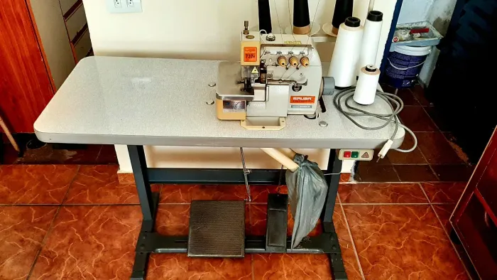 Máquina de costura overlok Siruba 