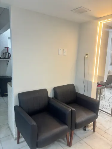 2 poltronas madeira maciça