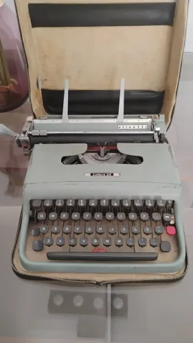 Máquina de escrever Olivetti lettera 22 funcionando perfeitamente 