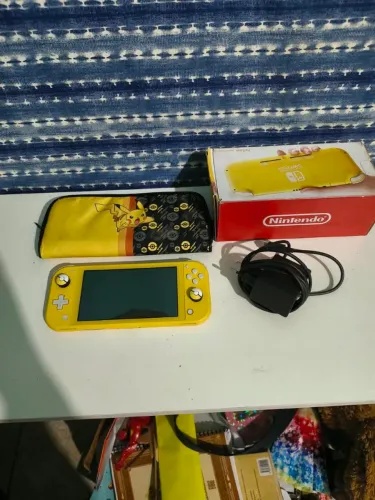 ? Vendo Nintendo Switch Lite seminovo com Pokémon Legends Z-A na memória
