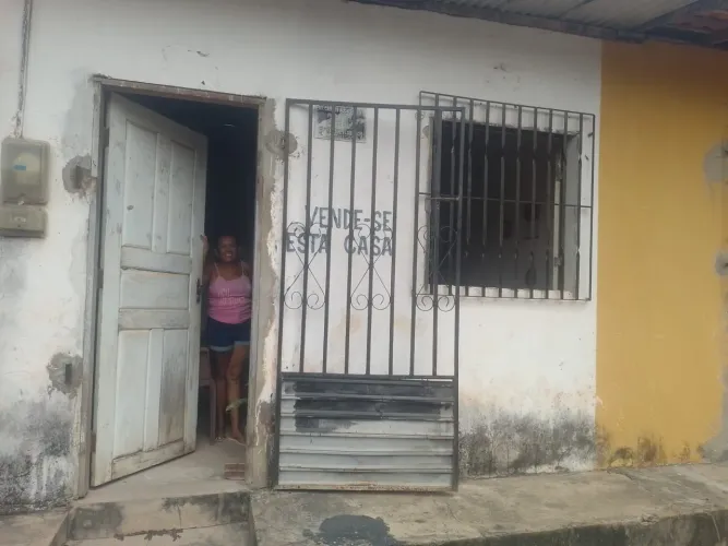 VENDE-SE UMA CASA NA A AVENIDA PRINCIPAL DO BAIRRO PARQUE FLORÊNCIO