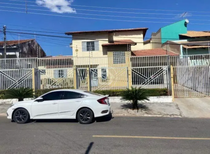SOBRADO COM 8 QUARTOS, SENDO 6 SUITES E 1 LAVABO