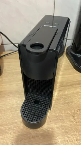 Cafeteira Nespresso Essenza Mini preta 127v