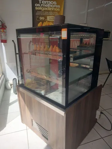Estufa refrigerada, linda e moderna 