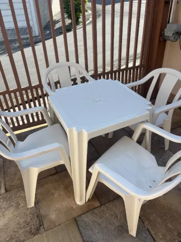 Conjunto de Mesas e Cadeiras Grosfillex