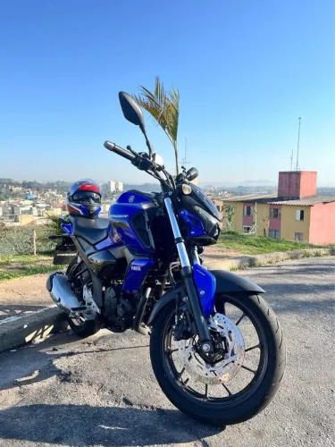 Yamaha FZ15 Fazer 2024 confortável e econômica