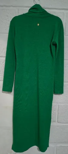Vestido longo verde gola alta manga longa