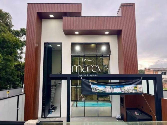 Sobrado Mobiliado com 3 Quartos e Piscina no Balneário Eliana - Guaratuba/PR