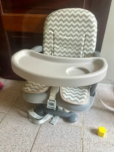 Cadeirinha portátil , prende em cadeiras de mesa e fica no chão