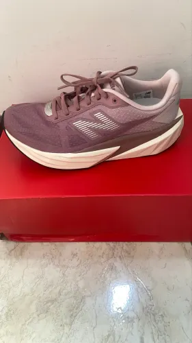 Tênis de corrida New Balance Rebel v5 feminino