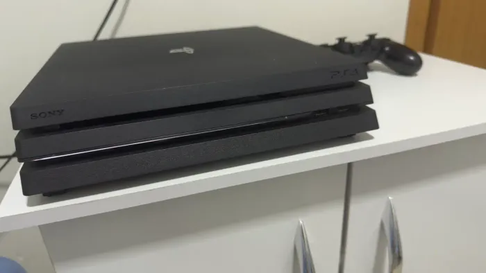 Ps4 pro desbloqueado com dois controles e jogos