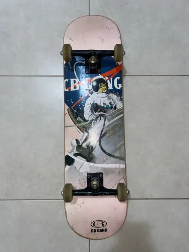 Skate CB Gang Astronauta - Seminovos (Apenas 2 meses de uso)