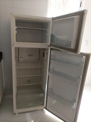 Geladeira cônsul com avaria