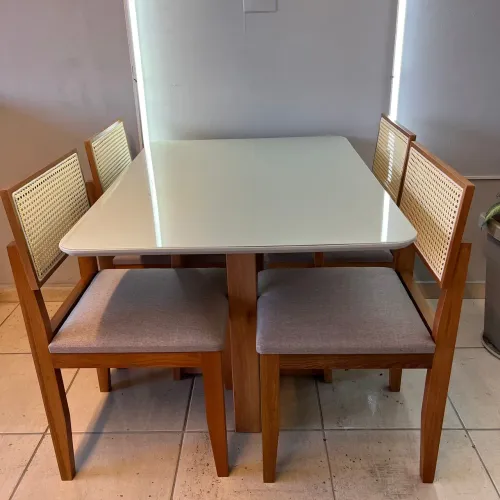 MESA DE JANTAR 1.10X0.80+4 CADEIRAS BELÍSSIMAS 