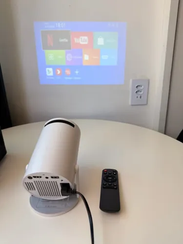 Projetor portátil FULL HD novo na caixa com controle