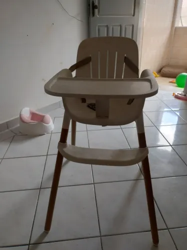 Cadeira de alimentação infantil